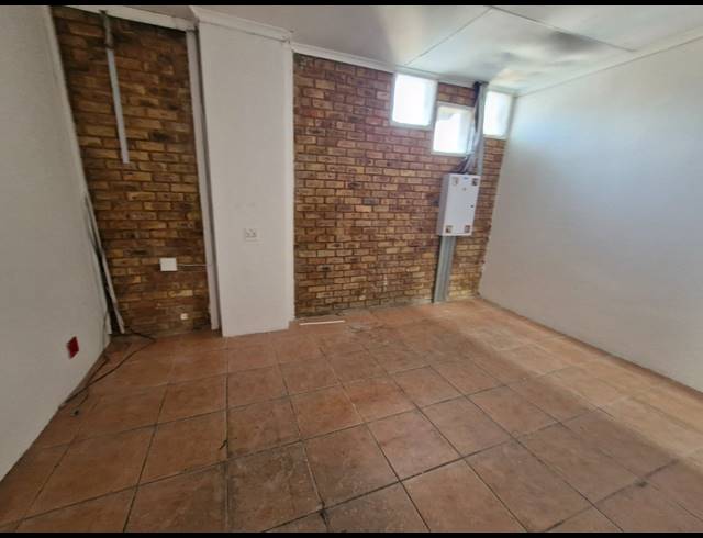 900M² RETAIL TO LET IN BARDENE